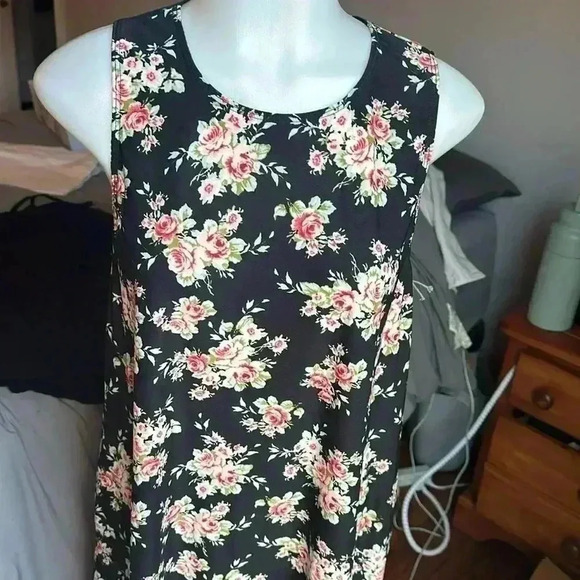 NWT Size M Flower dress with Pockets by Nine Britton - Picture 2 of 6
